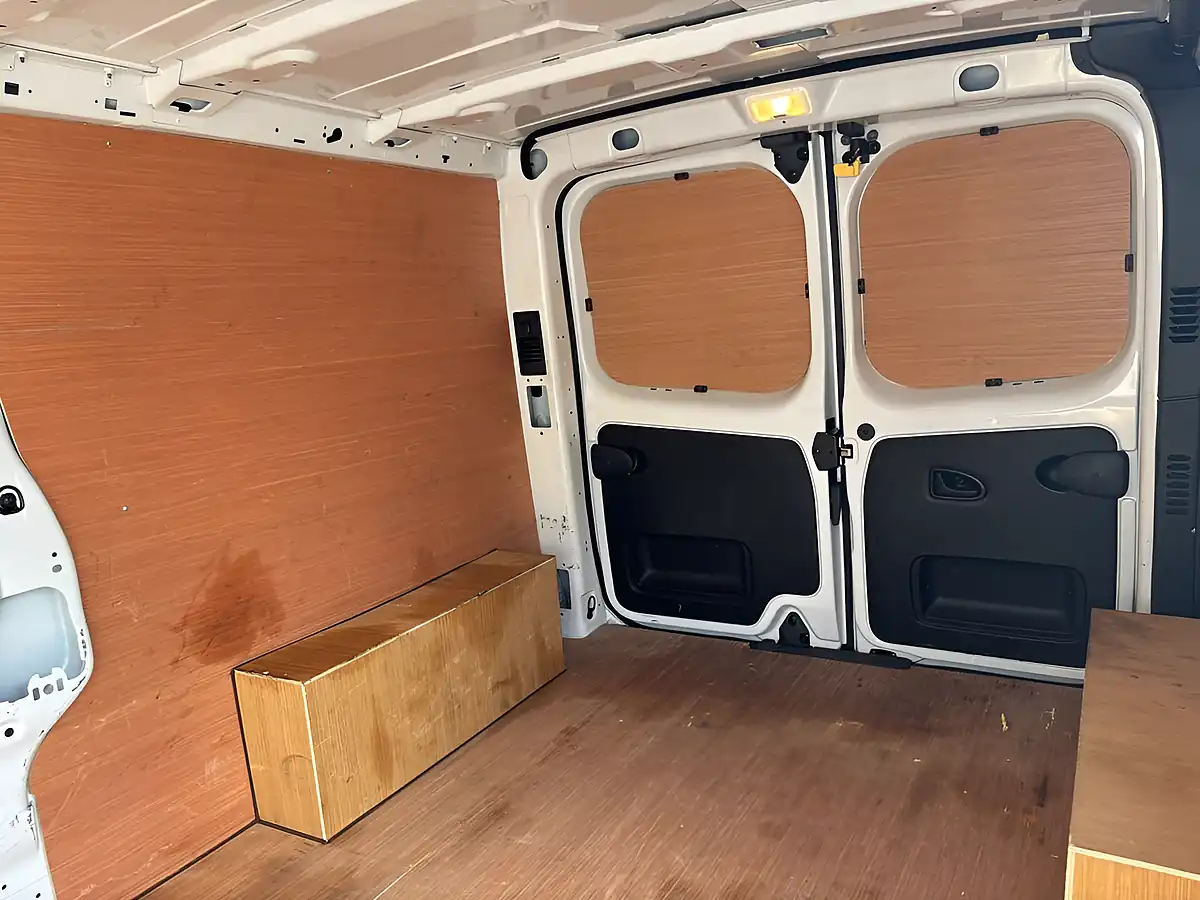 Used 2024 Nissan Primastar Tekna White - Interior and Exterior details 16