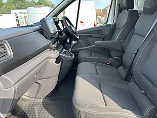 Used 2024 Nissan Primastar Tekna White - Interior and Exterior details 19