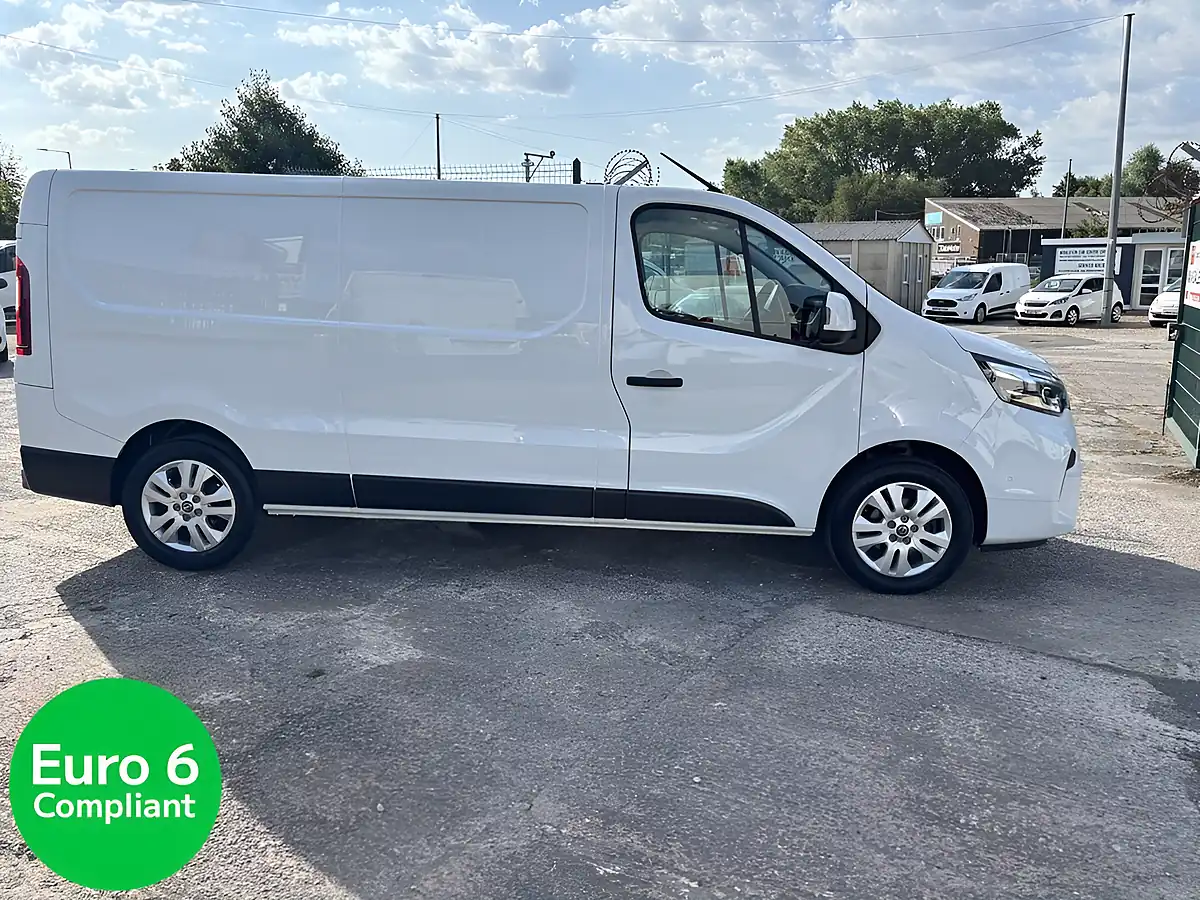 Used 2024 Nissan Primastar Tekna White - Interior and Exterior details 4