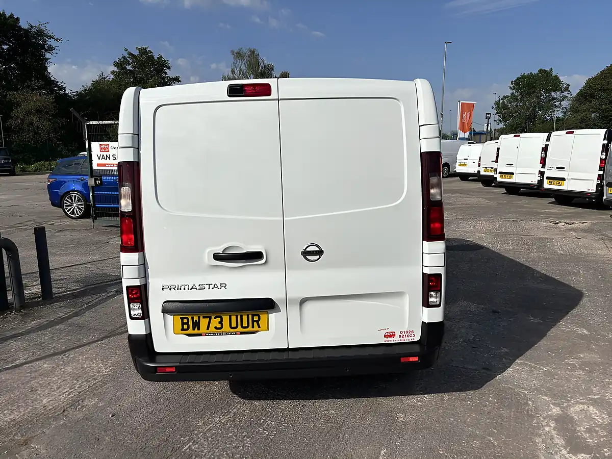 Used 2024 Nissan Primastar Tekna White - Interior and Exterior details 5