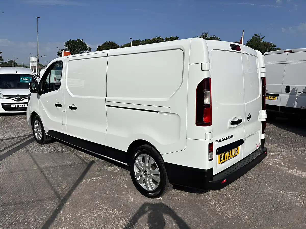 Used 2024 Nissan Primastar Tekna White - Interior and Exterior details 6