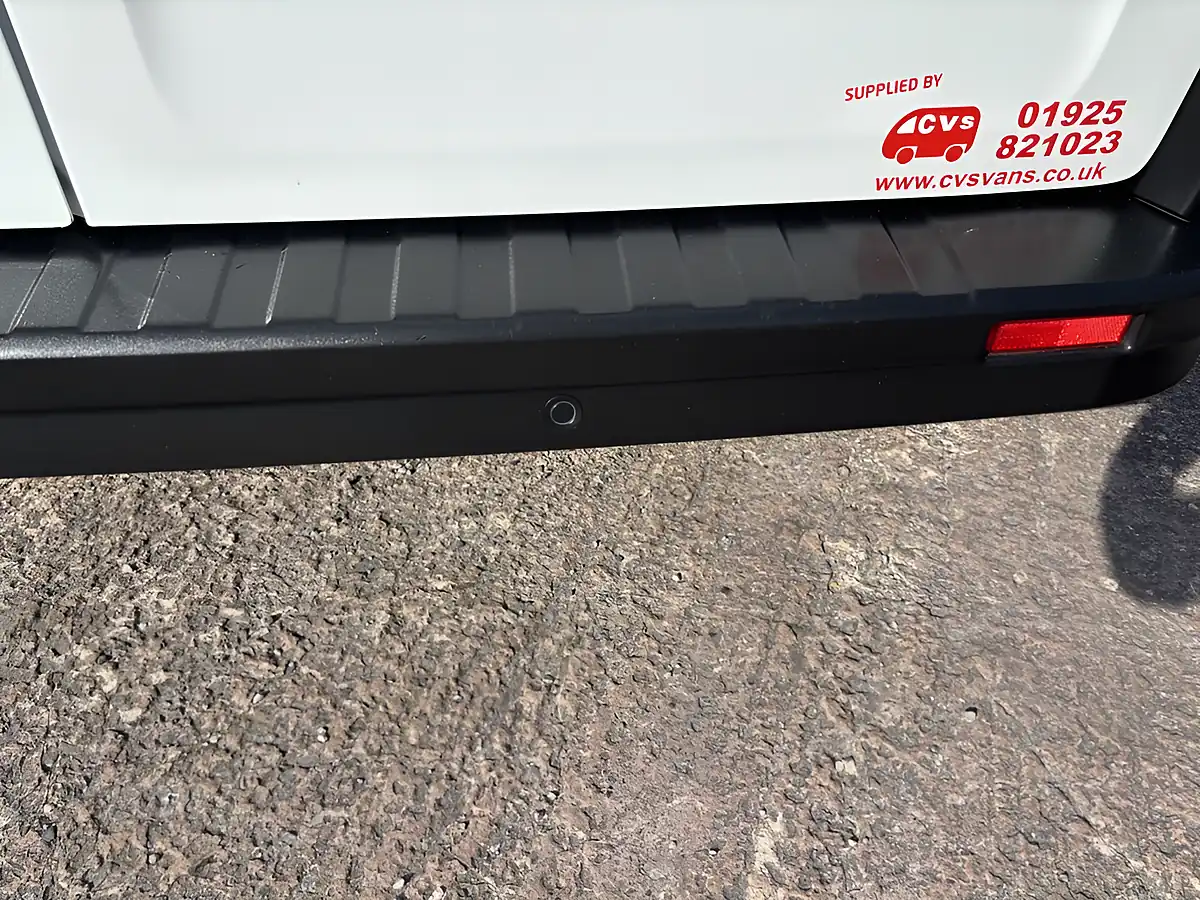 Used 2024 Nissan Primastar Tekna White - Interior and Exterior details 8