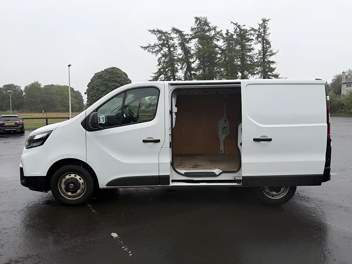 Used 2024 Nissan Primastar Visia White - Interior and Exterior details 12