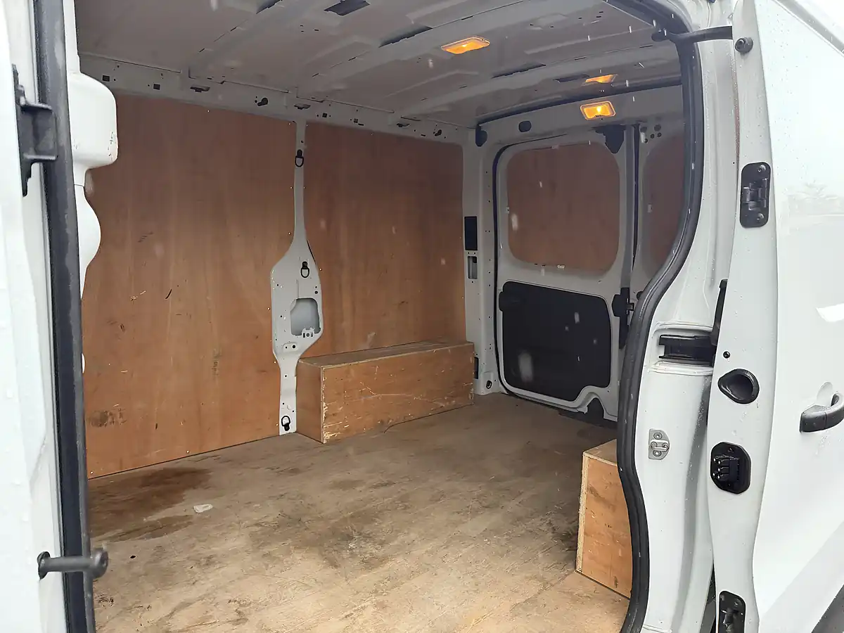 Used 2024 Nissan Primastar Visia White - Interior and Exterior details 13