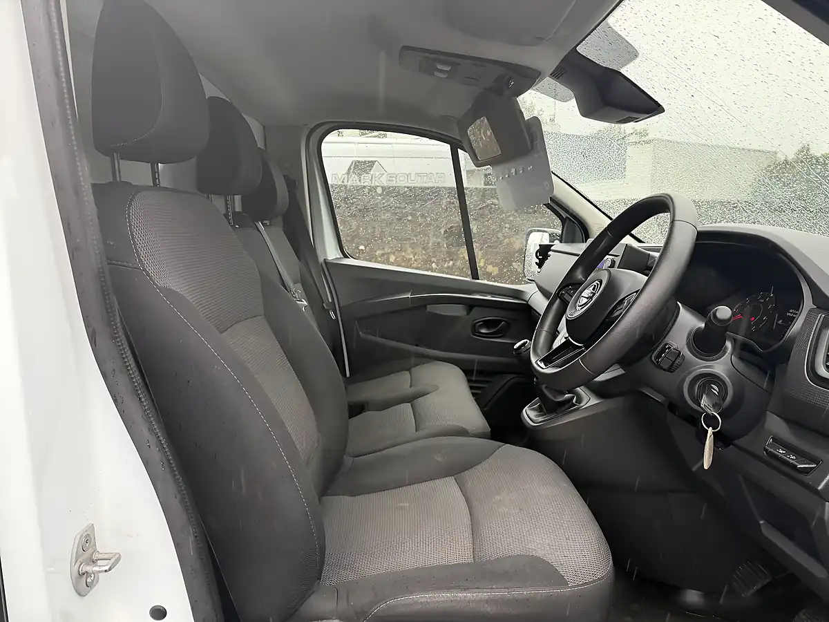 Used 2024 Nissan Primastar Visia White - Interior and Exterior details 14