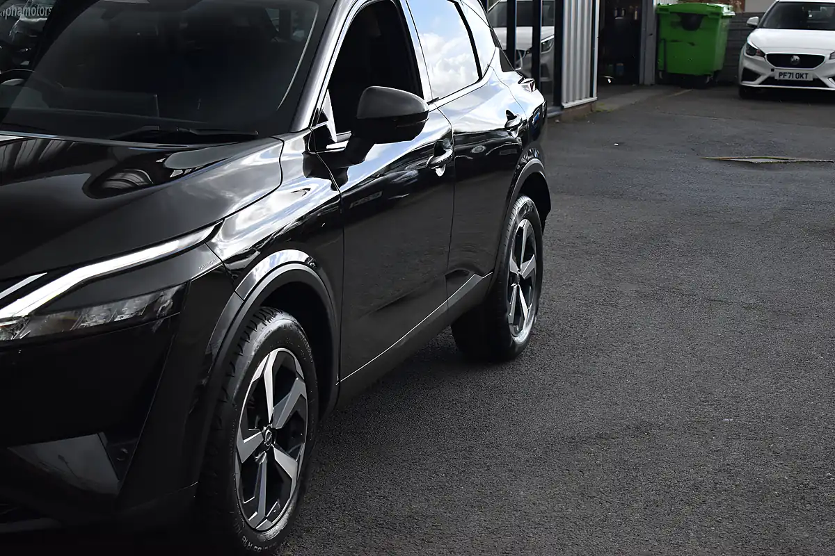 Used 2024 Nissan Qashqai N-Connecta Pearl Black - Interior and Exterior details 11