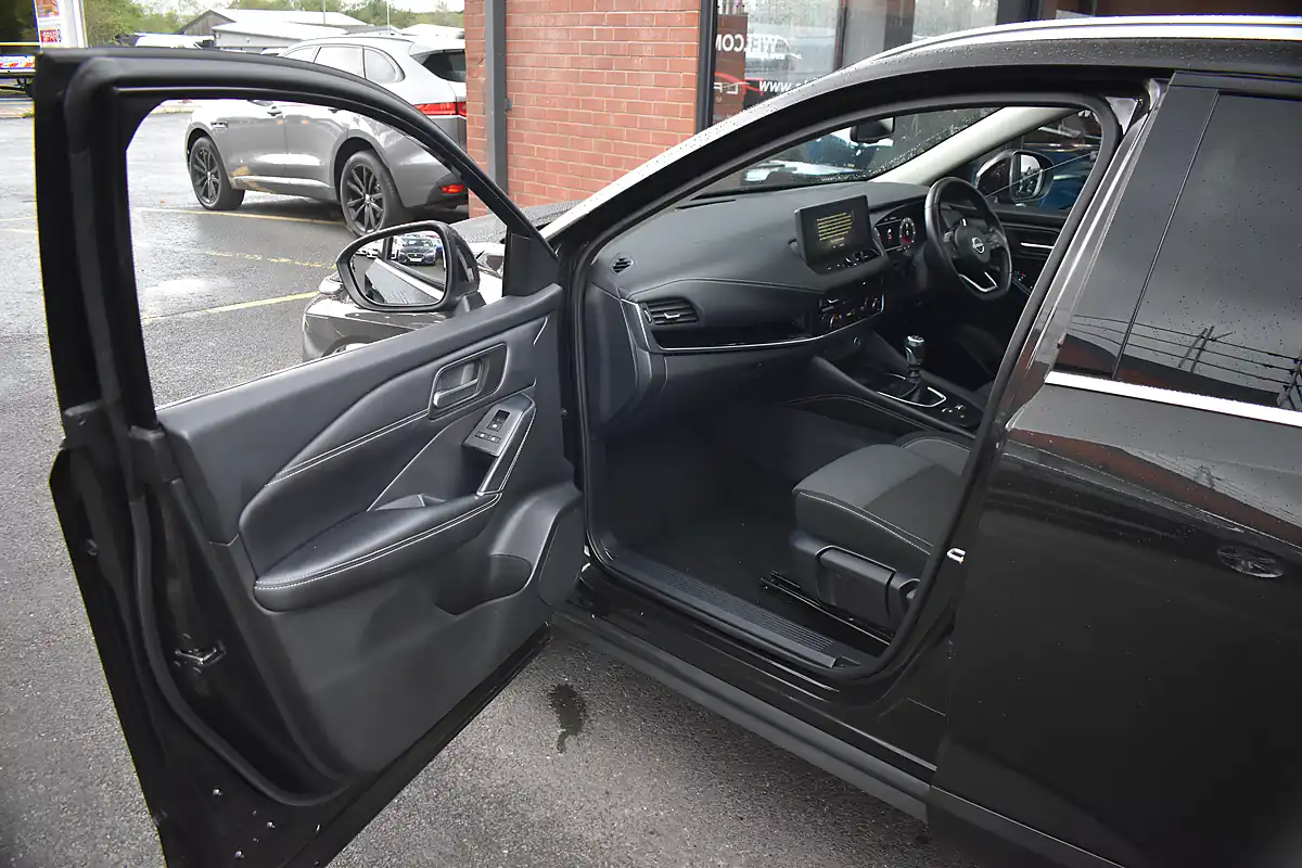 Used 2024 Nissan Qashqai N-Connecta Pearl Black - Interior and Exterior details 13