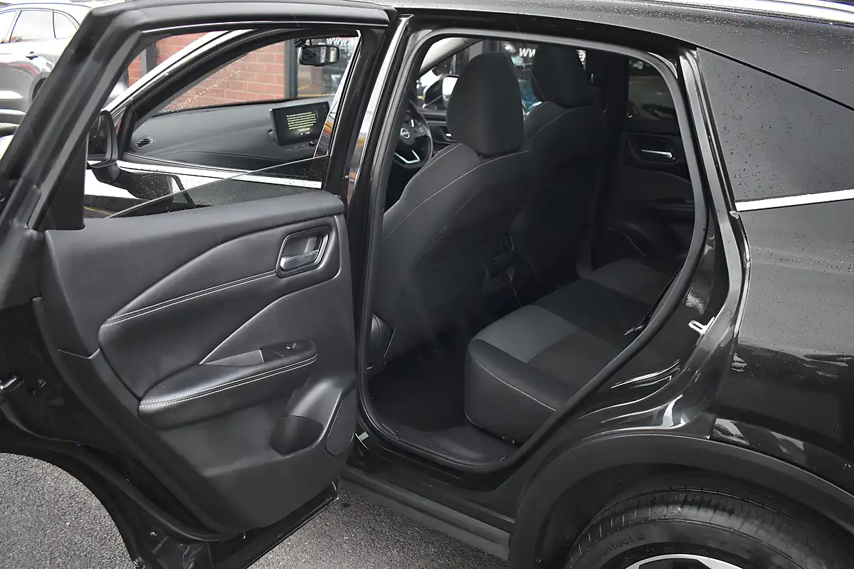 Used 2024 Nissan Qashqai N-Connecta Pearl Black - Interior and Exterior details 14