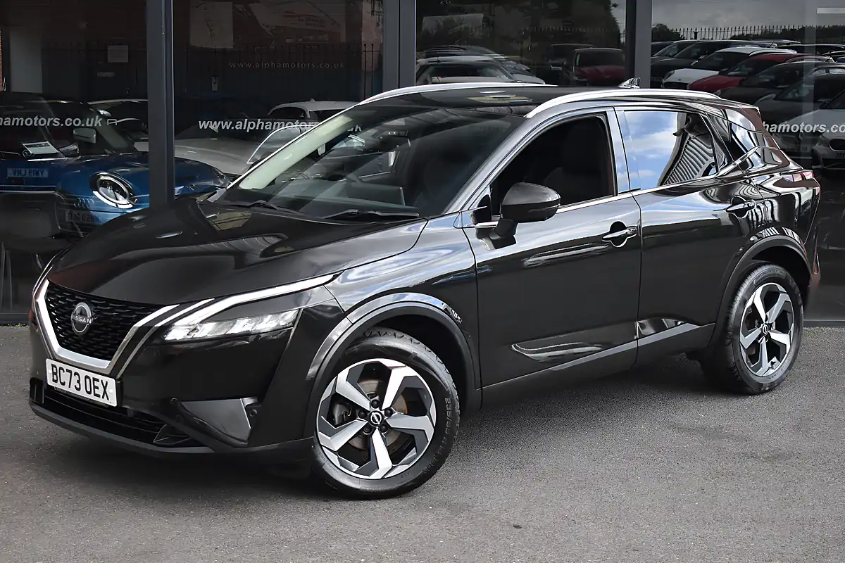 Used 2024 Nissan Qashqai N-Connecta Pearl Black - Interior and Exterior details 4