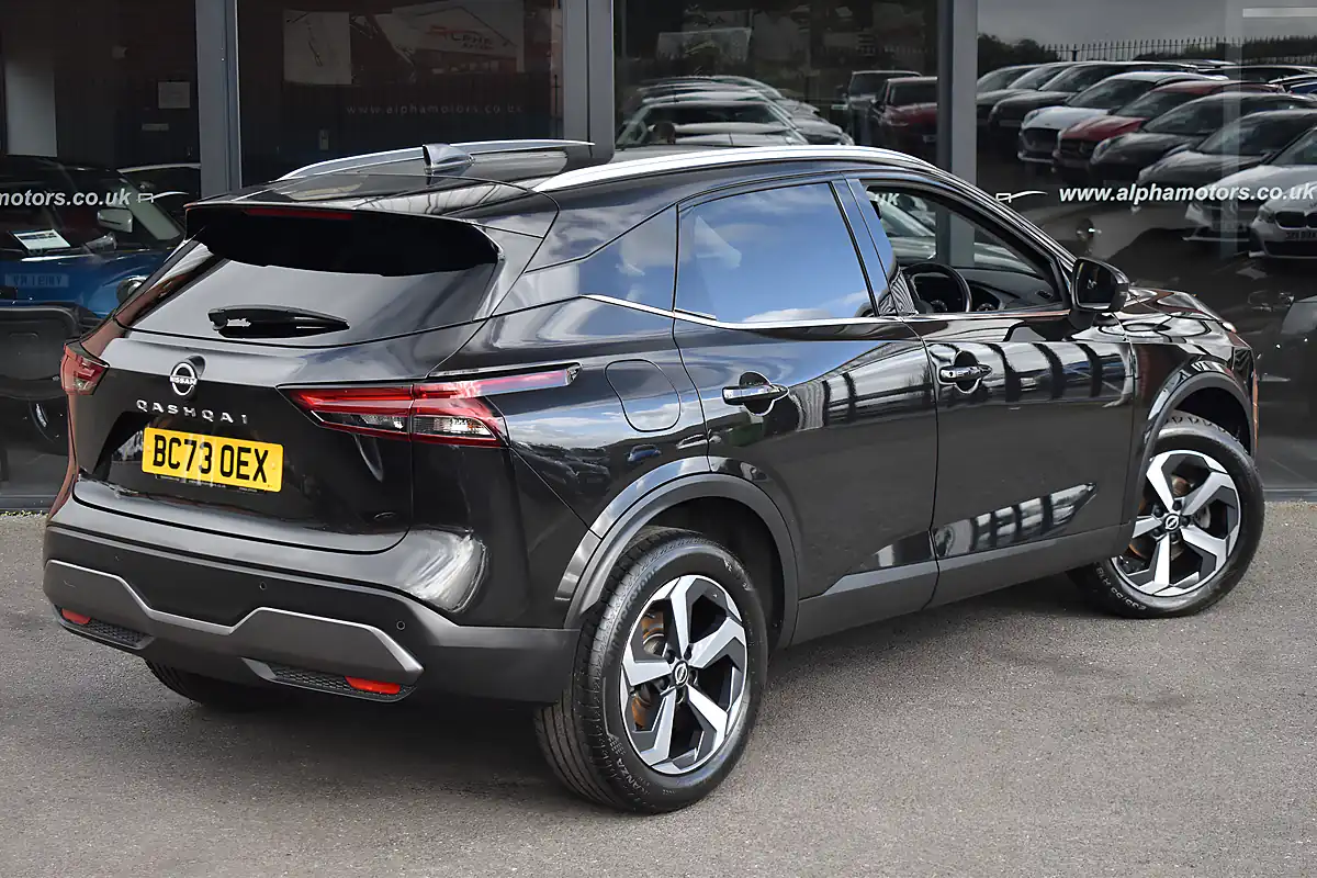 Used 2024 Nissan Qashqai N-Connecta Pearl Black - Interior and Exterior details 5
