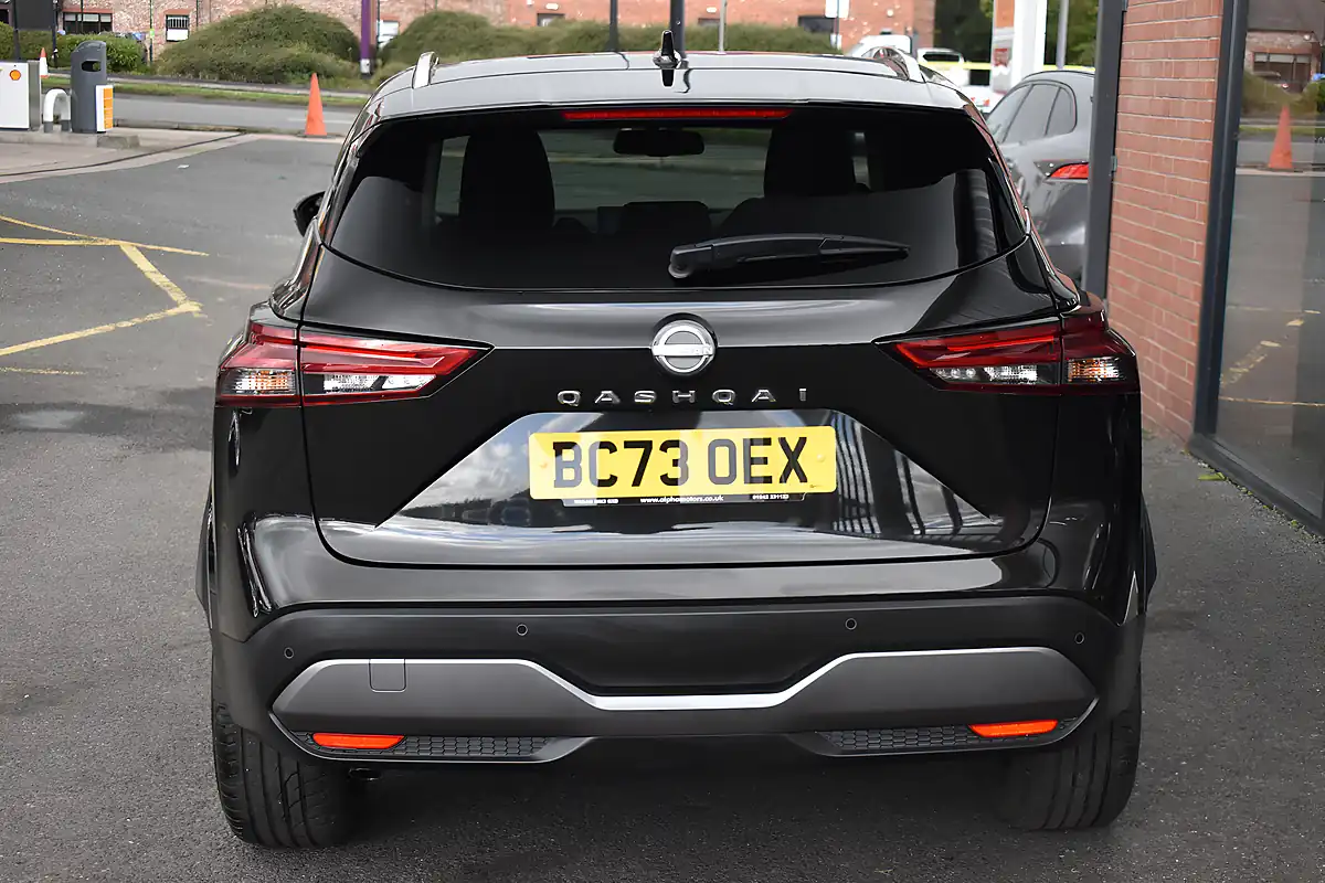 Used 2024 Nissan Qashqai N-Connecta Pearl Black - Interior and Exterior details 6