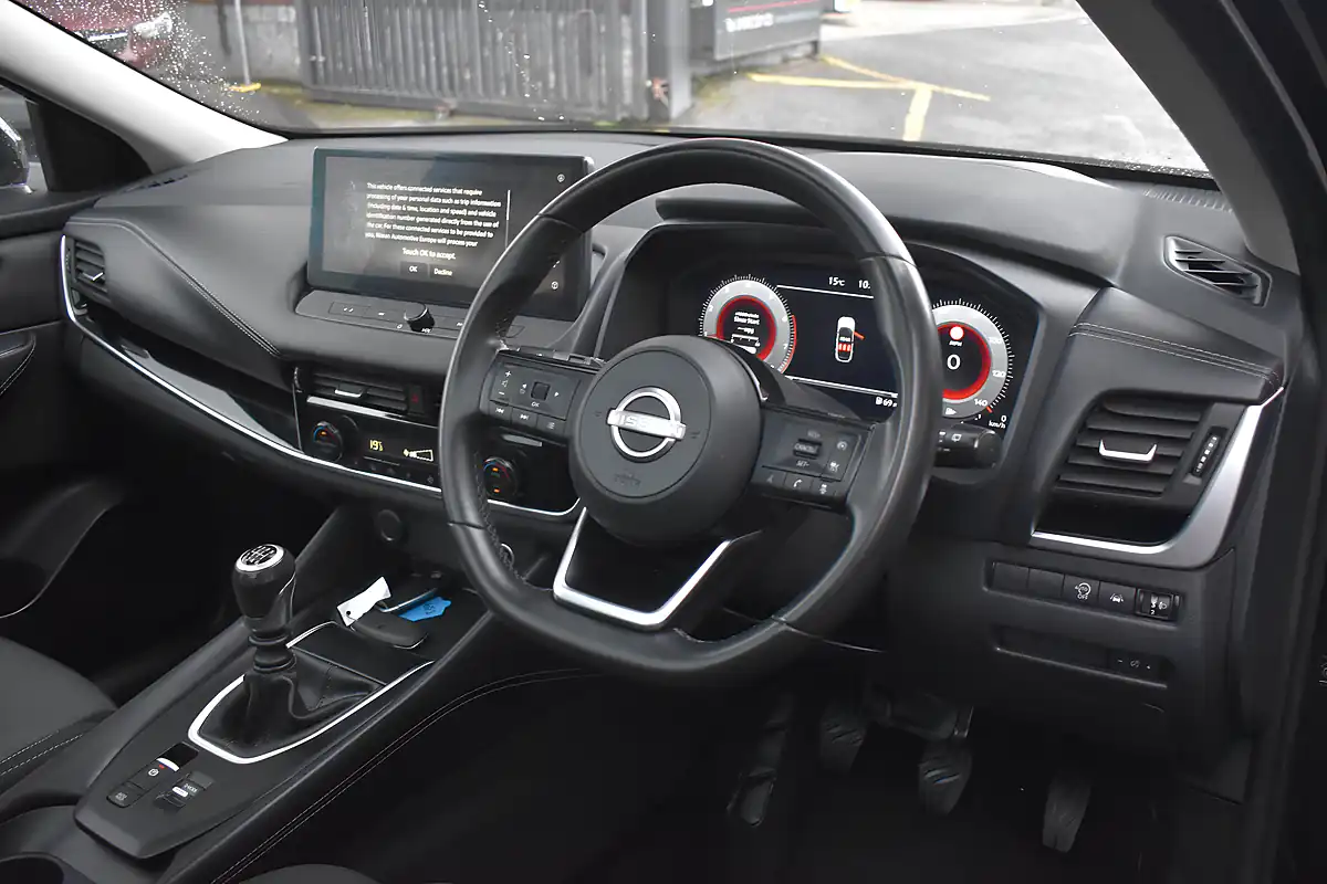 Used 2024 Nissan Qashqai N-Connecta Pearl Black - Interior and Exterior details 8