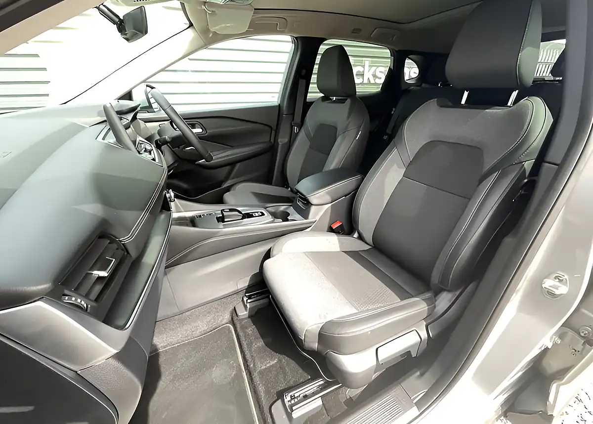 Used 2024 Nissan Qashqai N-Connecta Silver - Interior and Exterior details 16