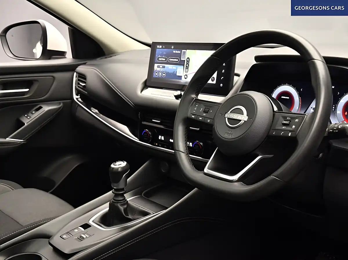 Used 2024 Nissan Qashqai N-Connecta White - Interior and Exterior details 10