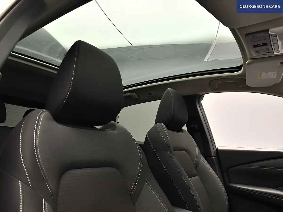 Used 2024 Nissan Qashqai N-Connecta White - Interior and Exterior details 11