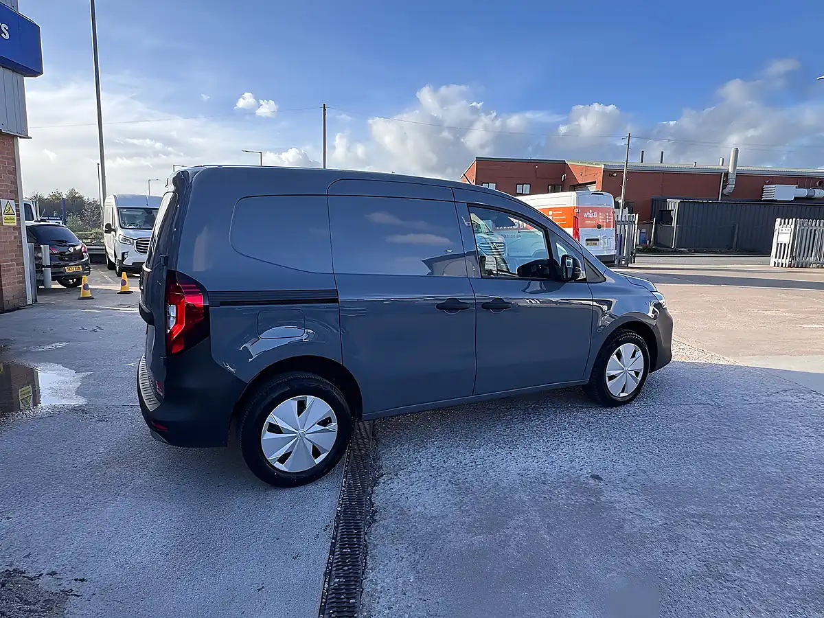 Used 2024 Nissan Townstar Acenta Grey - Interior and Exterior details 5