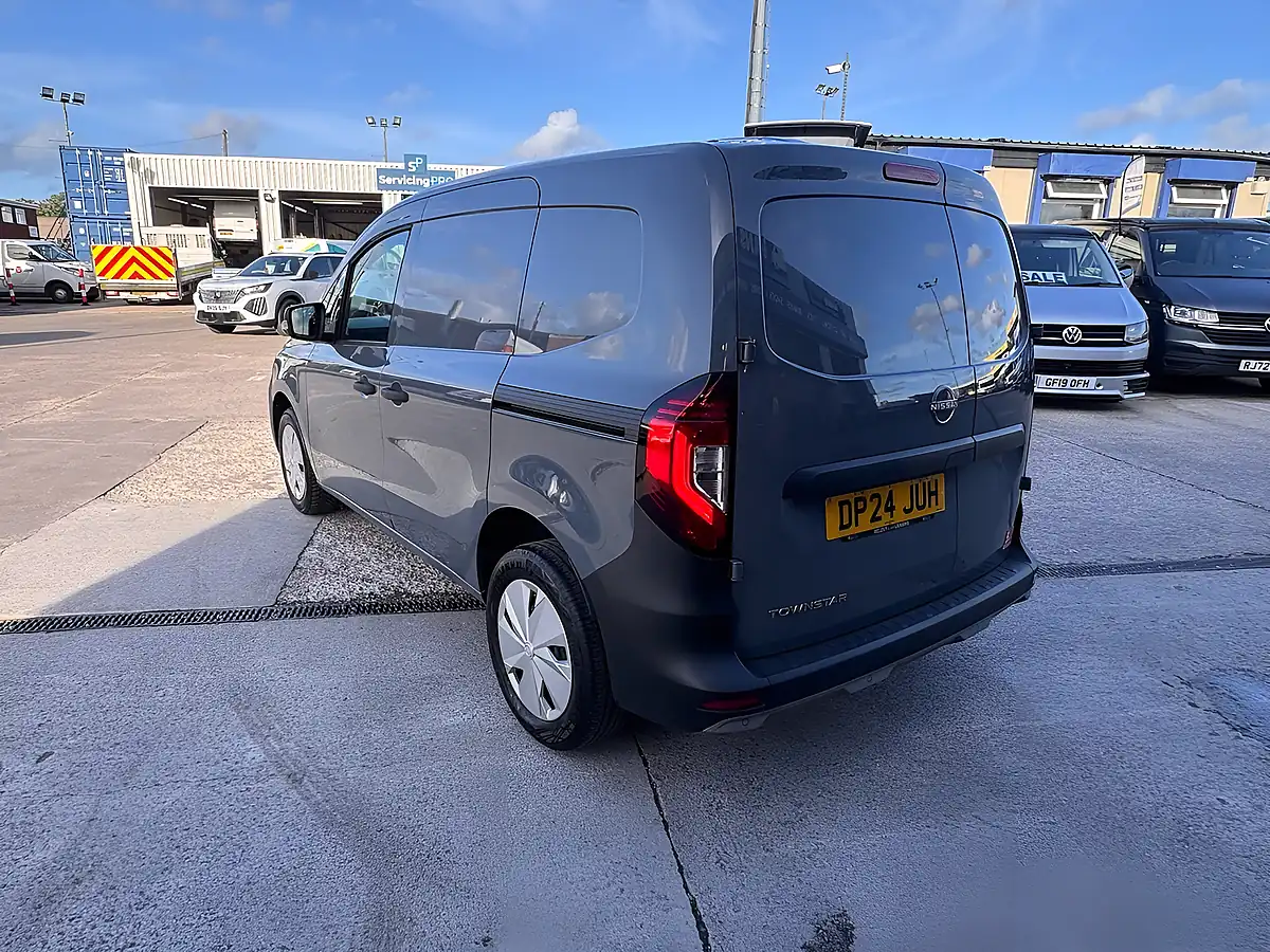Used 2024 Nissan Townstar Acenta Grey - Interior and Exterior details 8