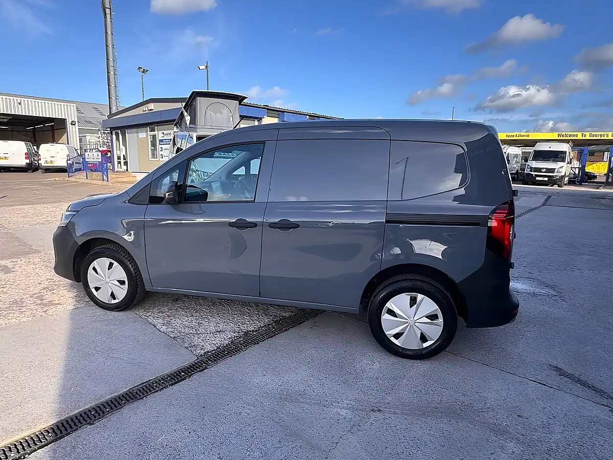 Used 2024 Nissan Townstar Acenta Grey - Interior and Exterior details 9