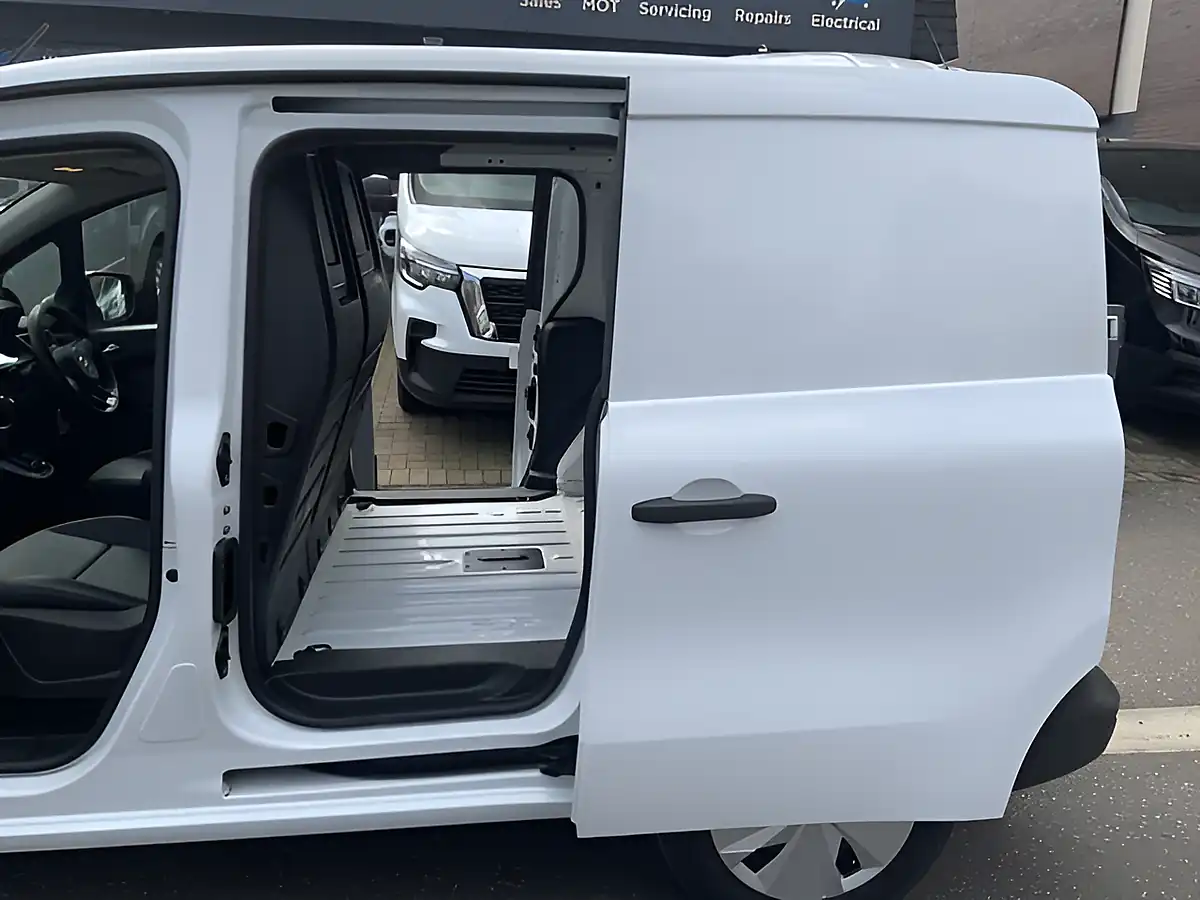 Used 2024 Nissan Townstar Acenta White - Interior and Exterior details 10