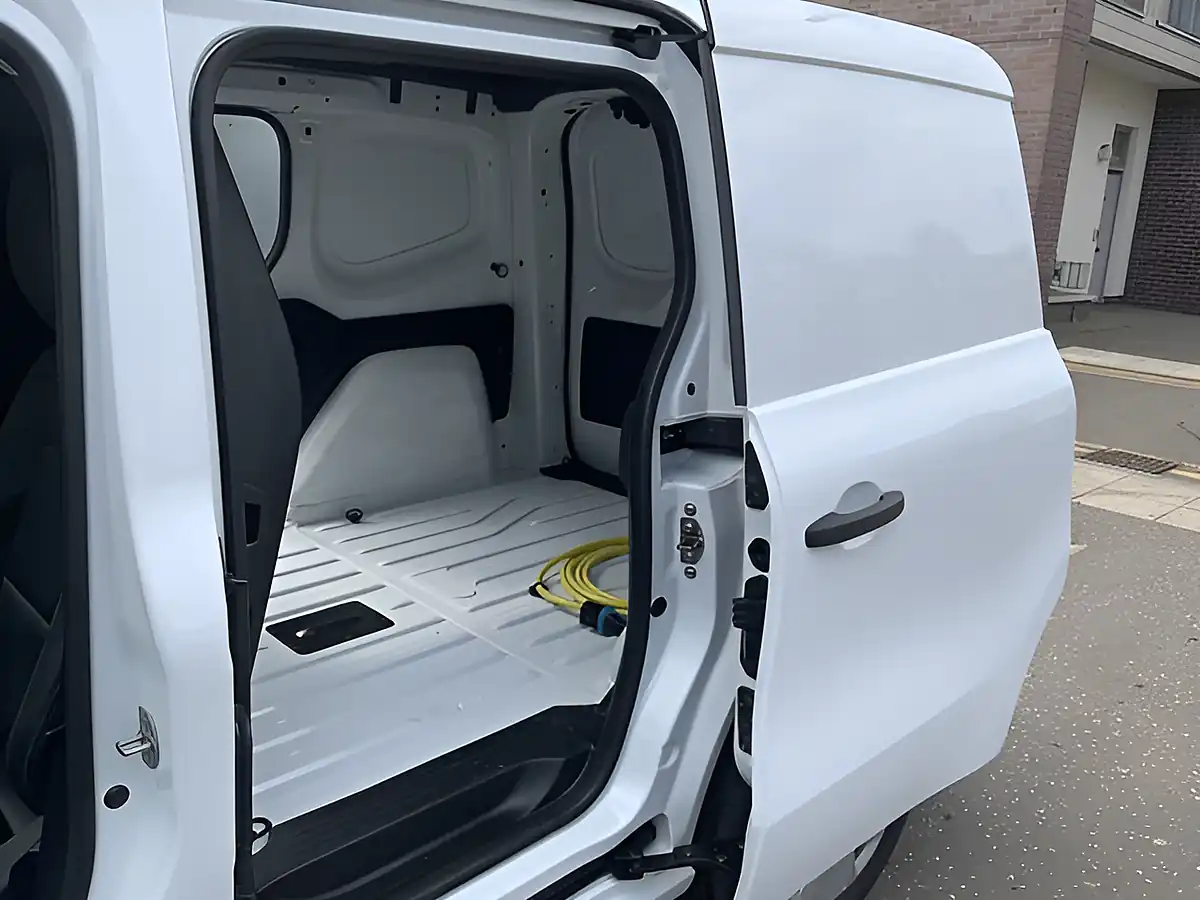 Used 2024 Nissan Townstar Acenta White - Interior and Exterior details 11