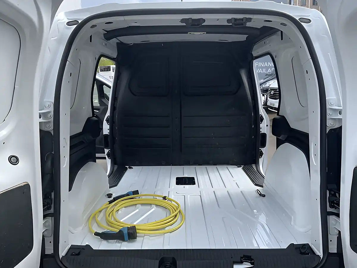 Used 2024 Nissan Townstar Acenta White - Interior and Exterior details 13