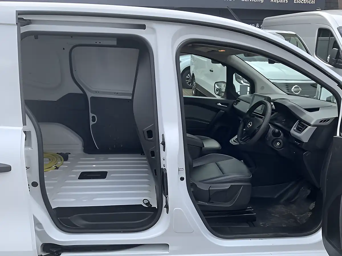 Used 2024 Nissan Townstar Acenta White - Interior and Exterior details 14