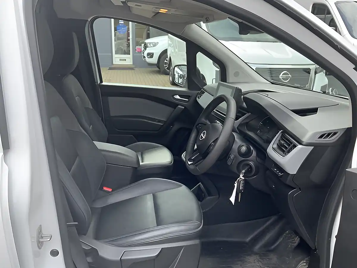 Used 2024 Nissan Townstar Acenta White - Interior and Exterior details 15