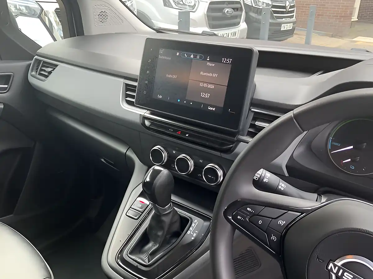 Used 2024 Nissan Townstar Acenta White - Interior and Exterior details 18