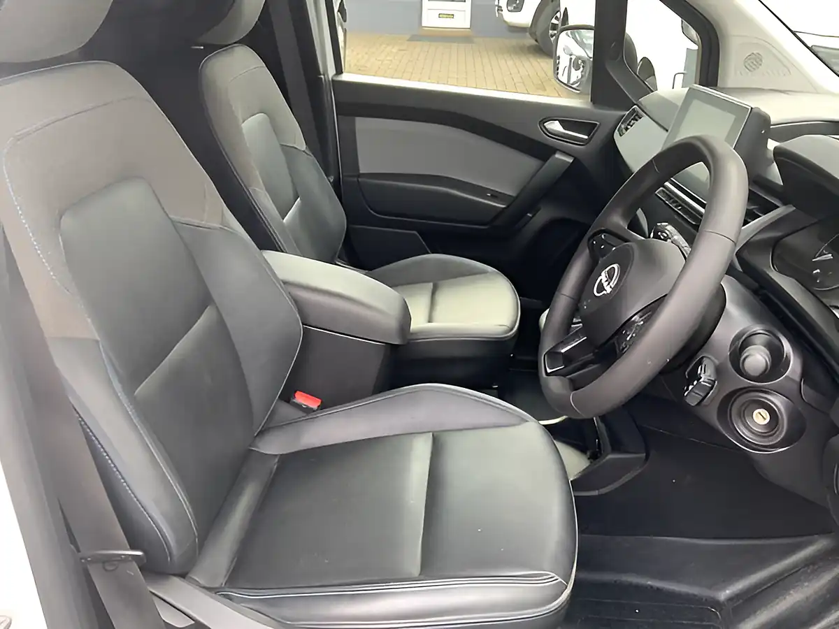 Used 2024 Nissan Townstar Acenta White - Interior and Exterior details 19