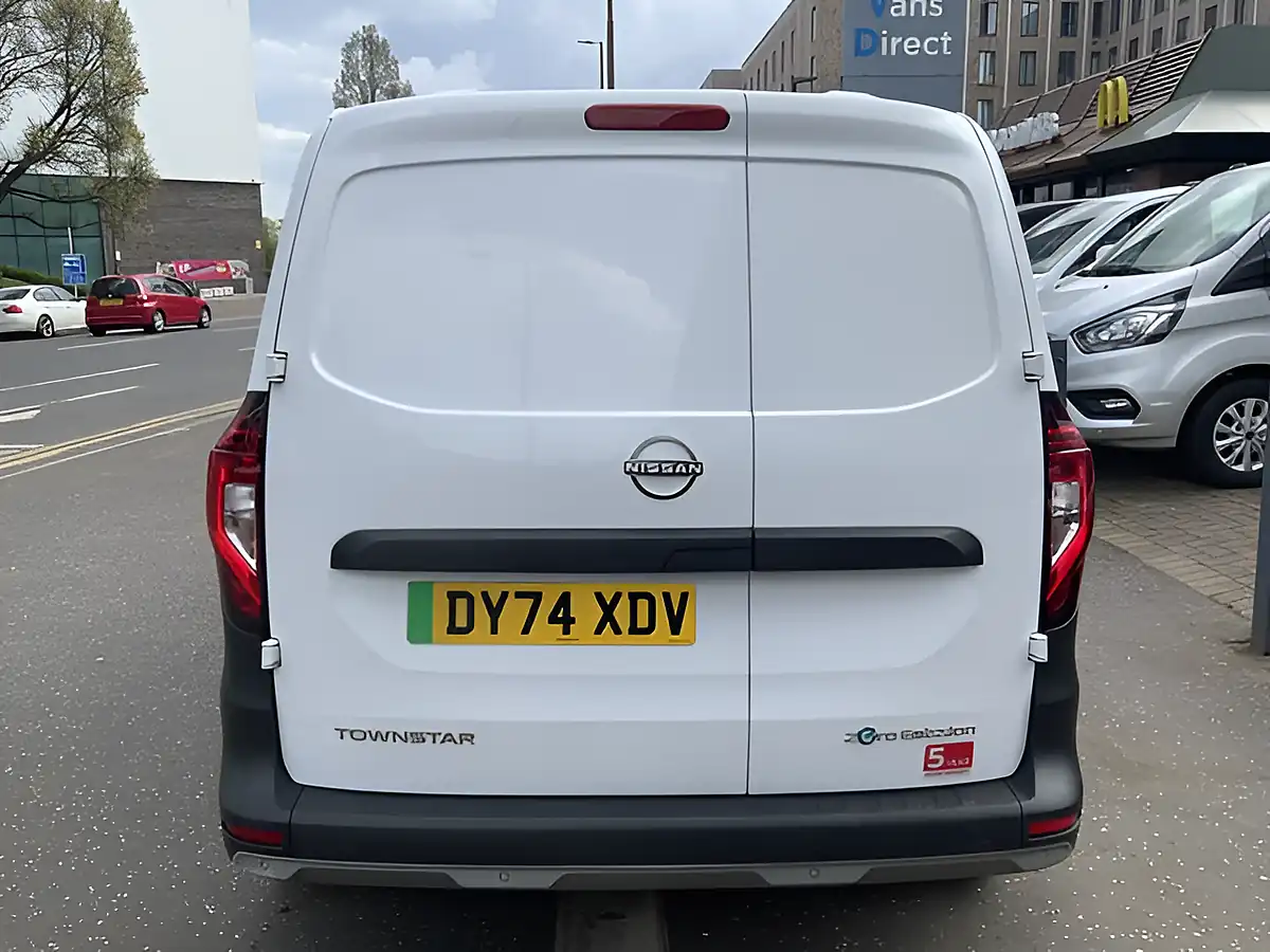Used 2024 Nissan Townstar Acenta White - Interior and Exterior details 5