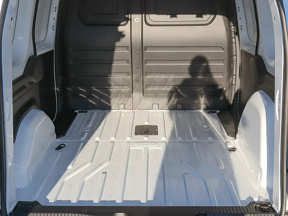 Used 2024 Nissan Townstar Acenta White - Interior and Exterior details 12