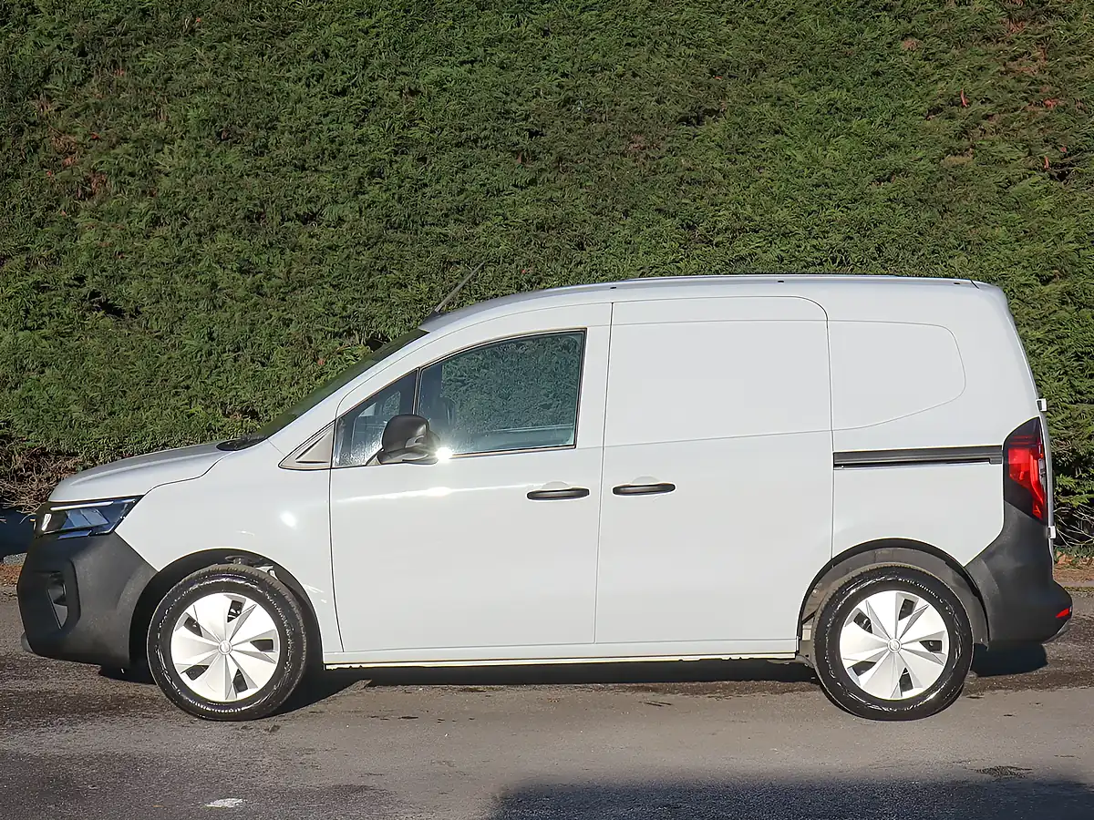 Used 2024 Nissan Townstar Acenta White - Interior and Exterior details 15