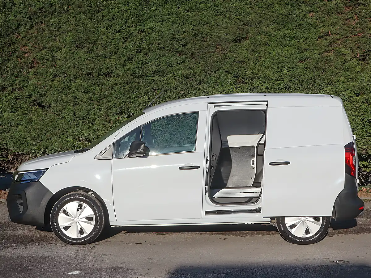 Used 2024 Nissan Townstar Acenta White - Interior and Exterior details 16