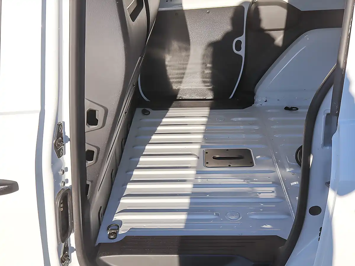 Used 2024 Nissan Townstar Acenta White - Interior and Exterior details 17