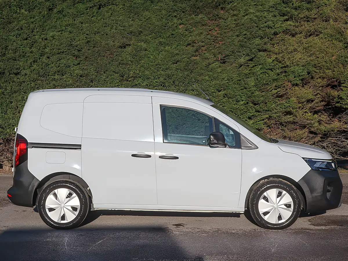 Used 2024 Nissan Townstar Acenta White - Interior and Exterior details 5