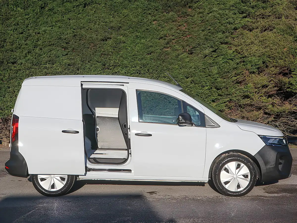 Used 2024 Nissan Townstar Acenta White - Interior and Exterior details 6