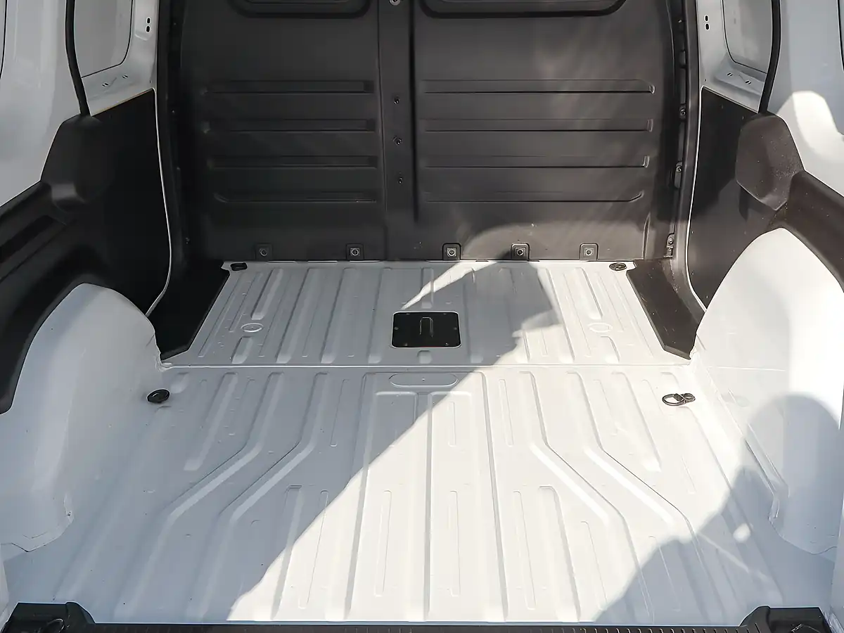 Used 2024 Nissan Townstar Acenta White - Interior and Exterior details 12