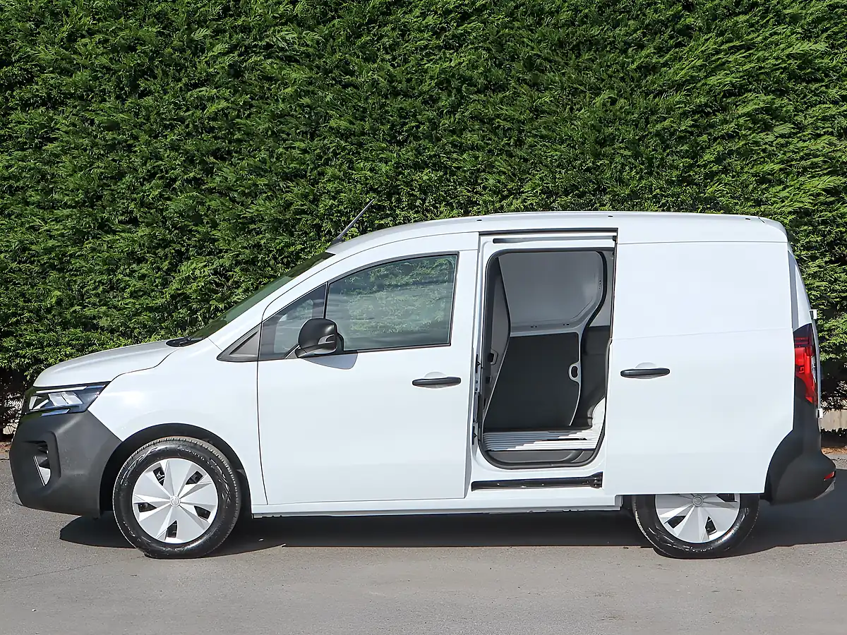 Used 2024 Nissan Townstar Acenta White - Interior and Exterior details 16