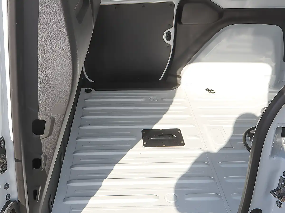 Used 2024 Nissan Townstar Acenta White - Interior and Exterior details 17