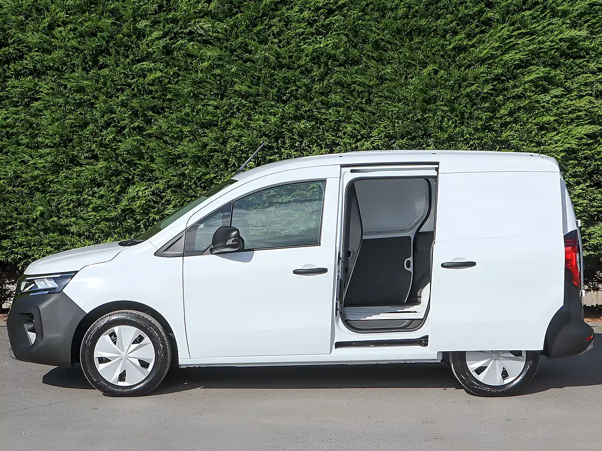 Used 2024 Nissan Townstar Acenta White - Interior and Exterior details 16