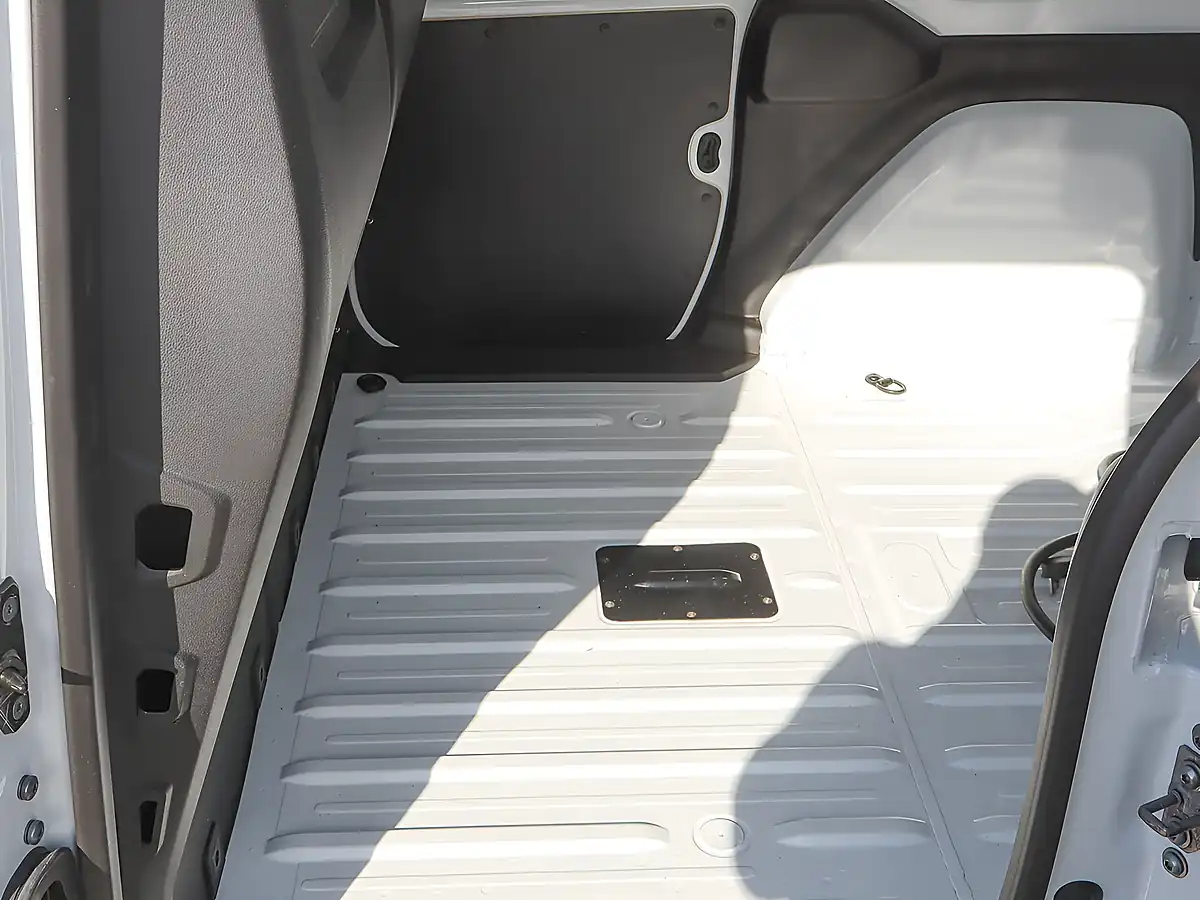 Used 2024 Nissan Townstar Acenta White - Interior and Exterior details 17