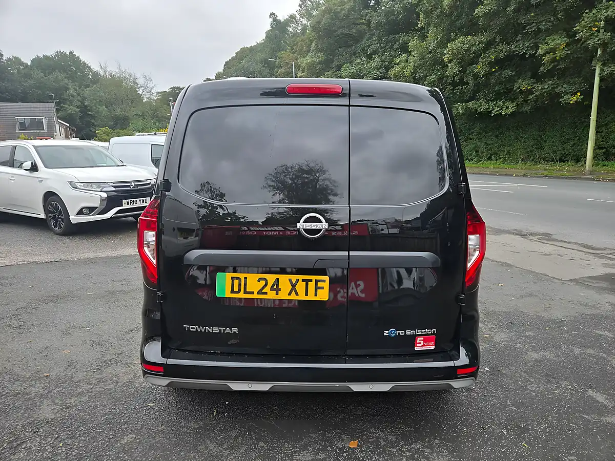 Used 2024 Nissan Townstar Tekna Black - Interior and Exterior details 10