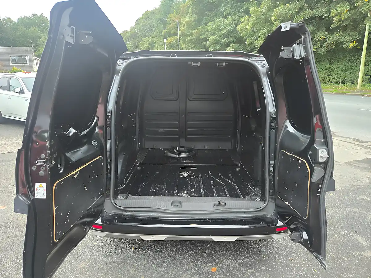 Used 2024 Nissan Townstar Tekna Black - Interior and Exterior details 11