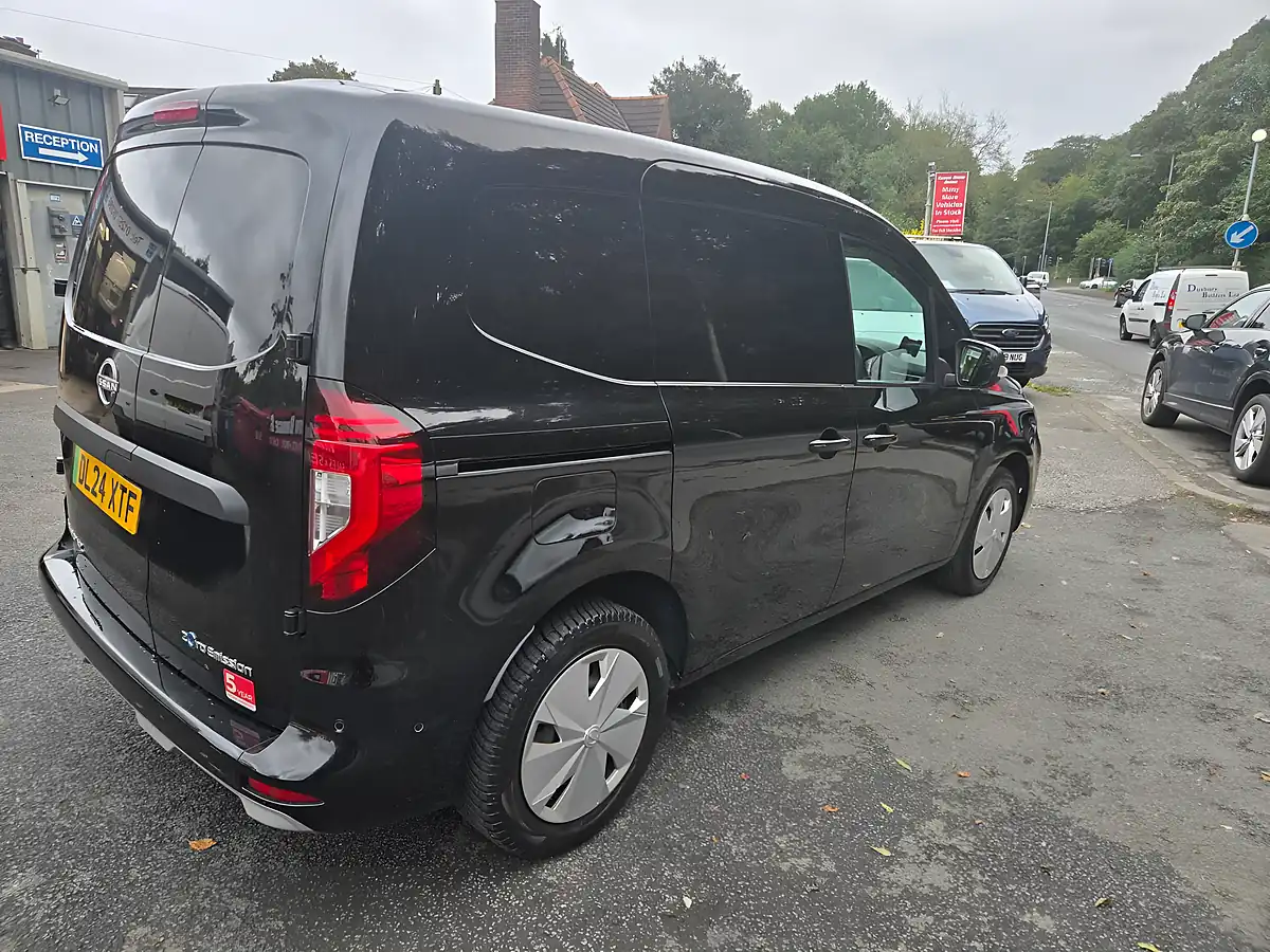 Used 2024 Nissan Townstar Tekna Black - Interior and Exterior details 12