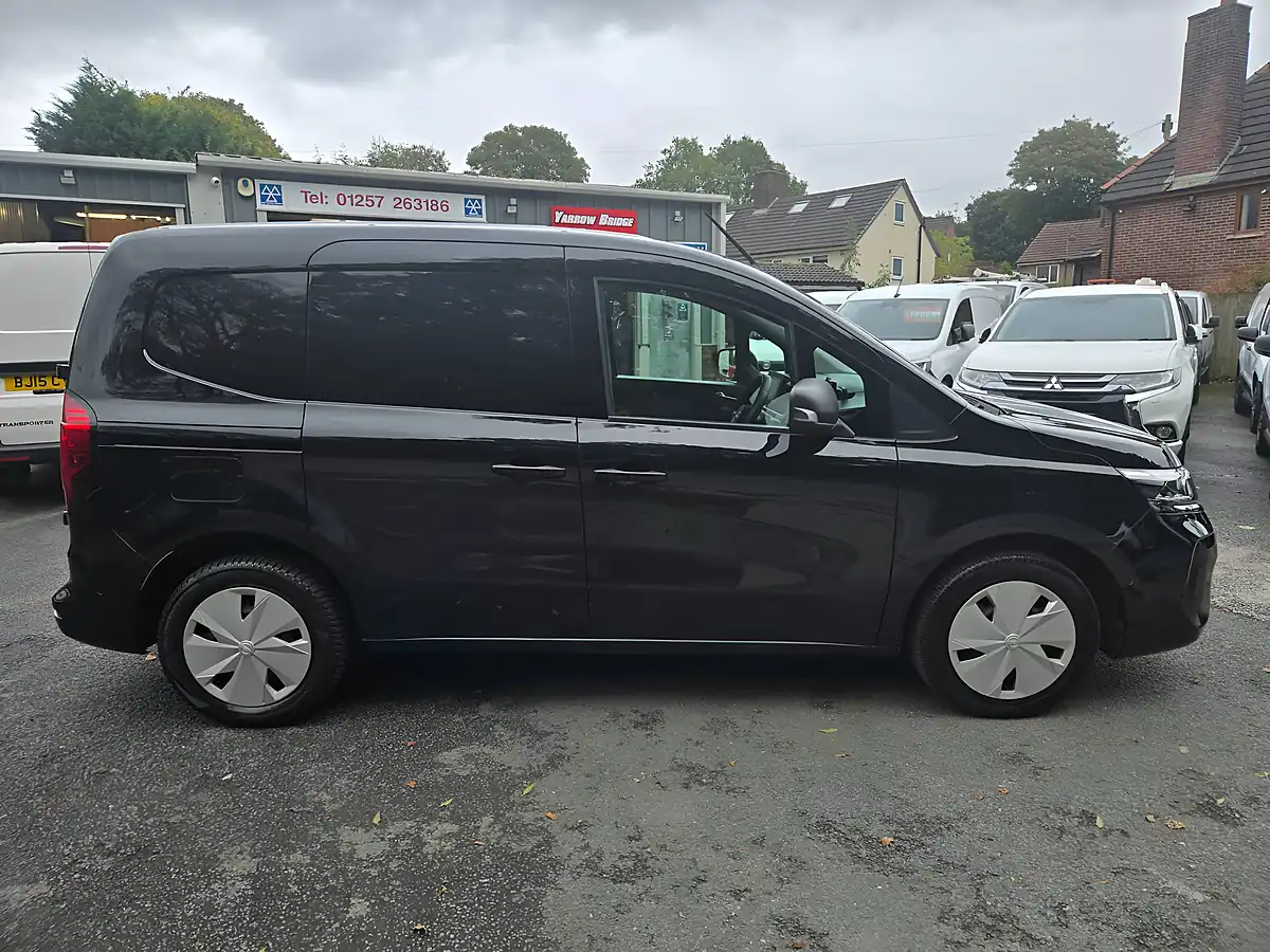 Used 2024 Nissan Townstar Tekna Black - Interior and Exterior details 13
