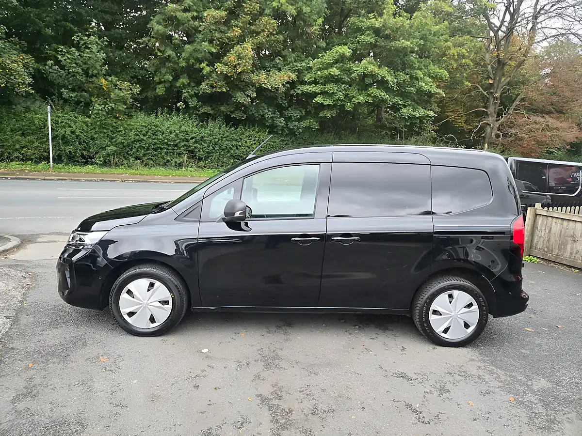 Used 2024 Nissan Townstar Tekna Black - Interior and Exterior details 4