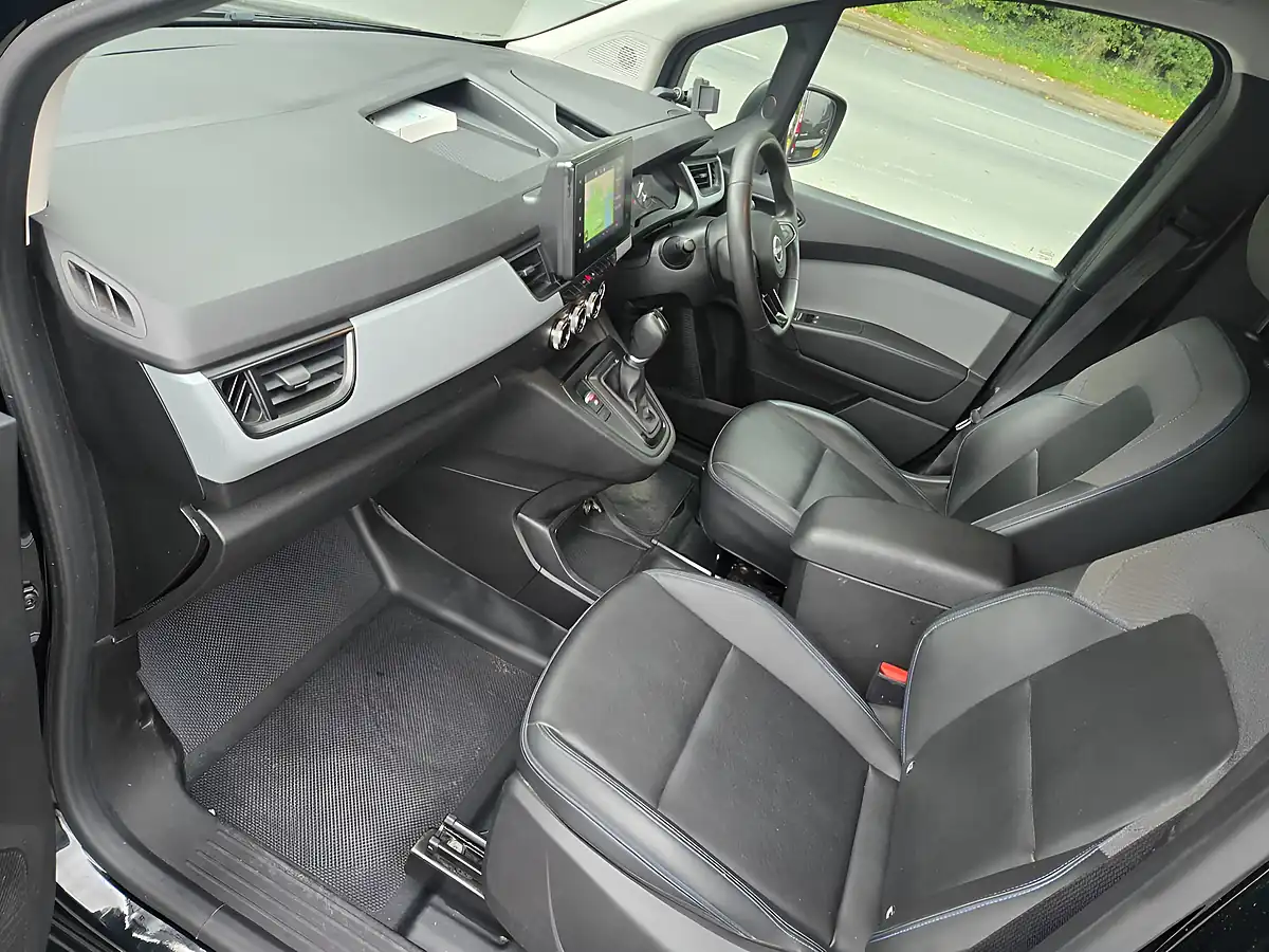 Used 2024 Nissan Townstar Tekna Black - Interior and Exterior details 5