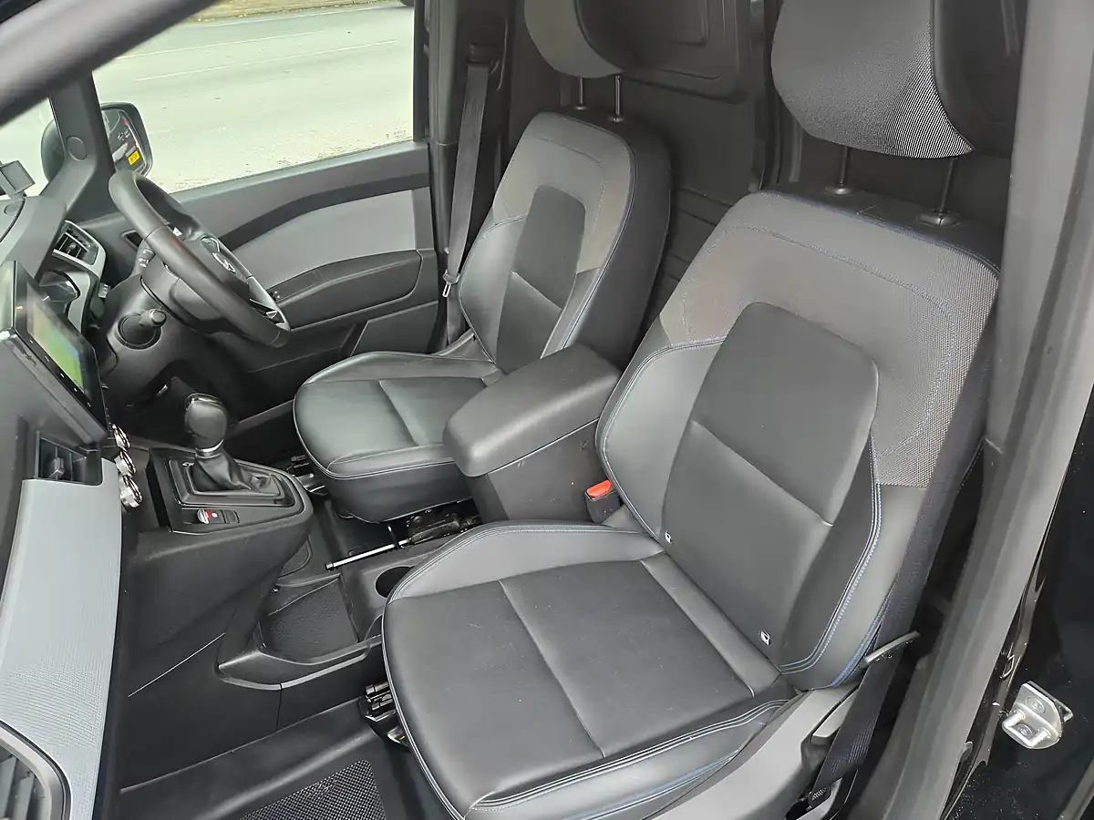 Used 2024 Nissan Townstar Tekna Black - Interior and Exterior details 6