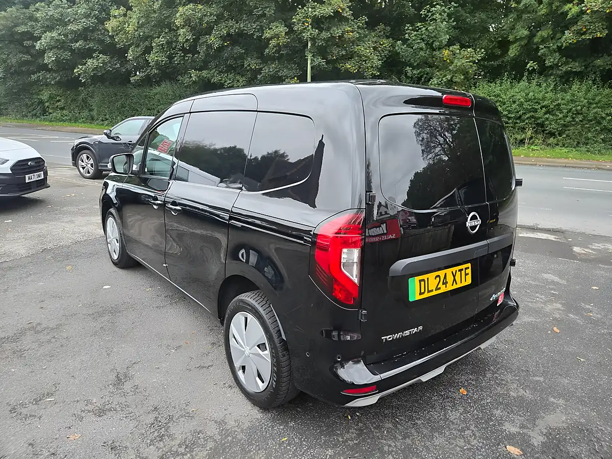 Used 2024 Nissan Townstar Tekna Black - Interior and Exterior details 9