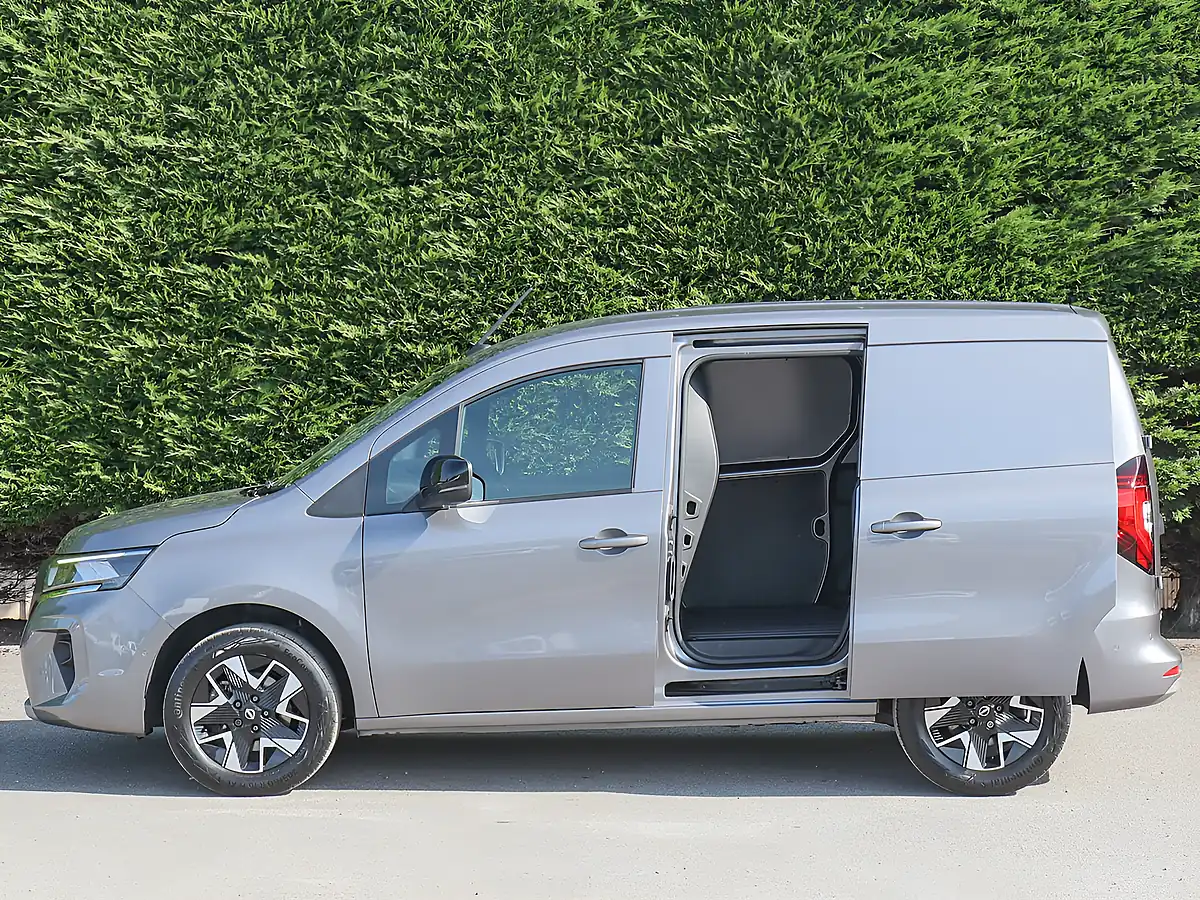 Used 2024 Nissan Townstar Tekna+ Grey - Interior and Exterior details 11